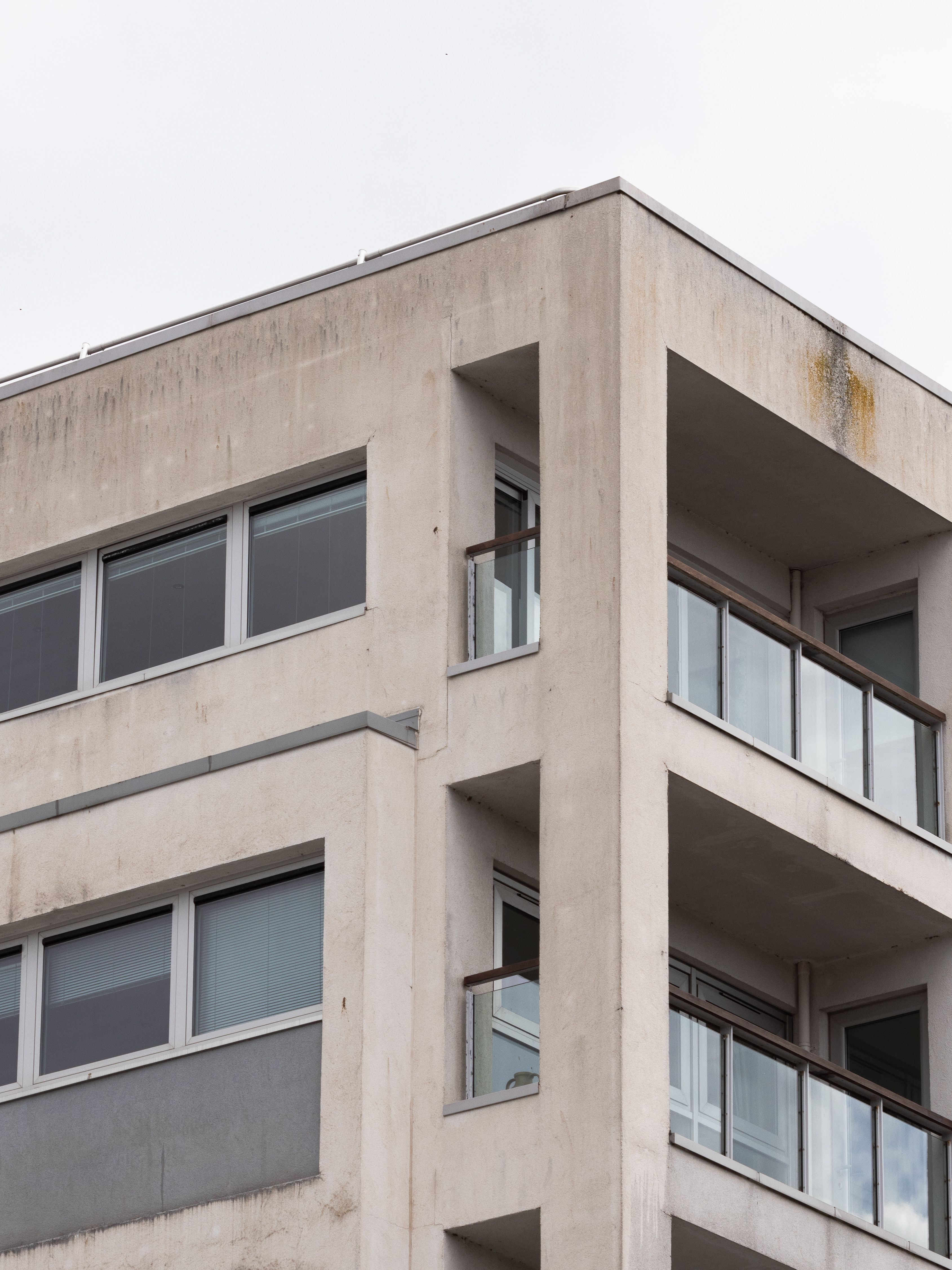 Fassadenreinigung an einem Geschäftsgebäude