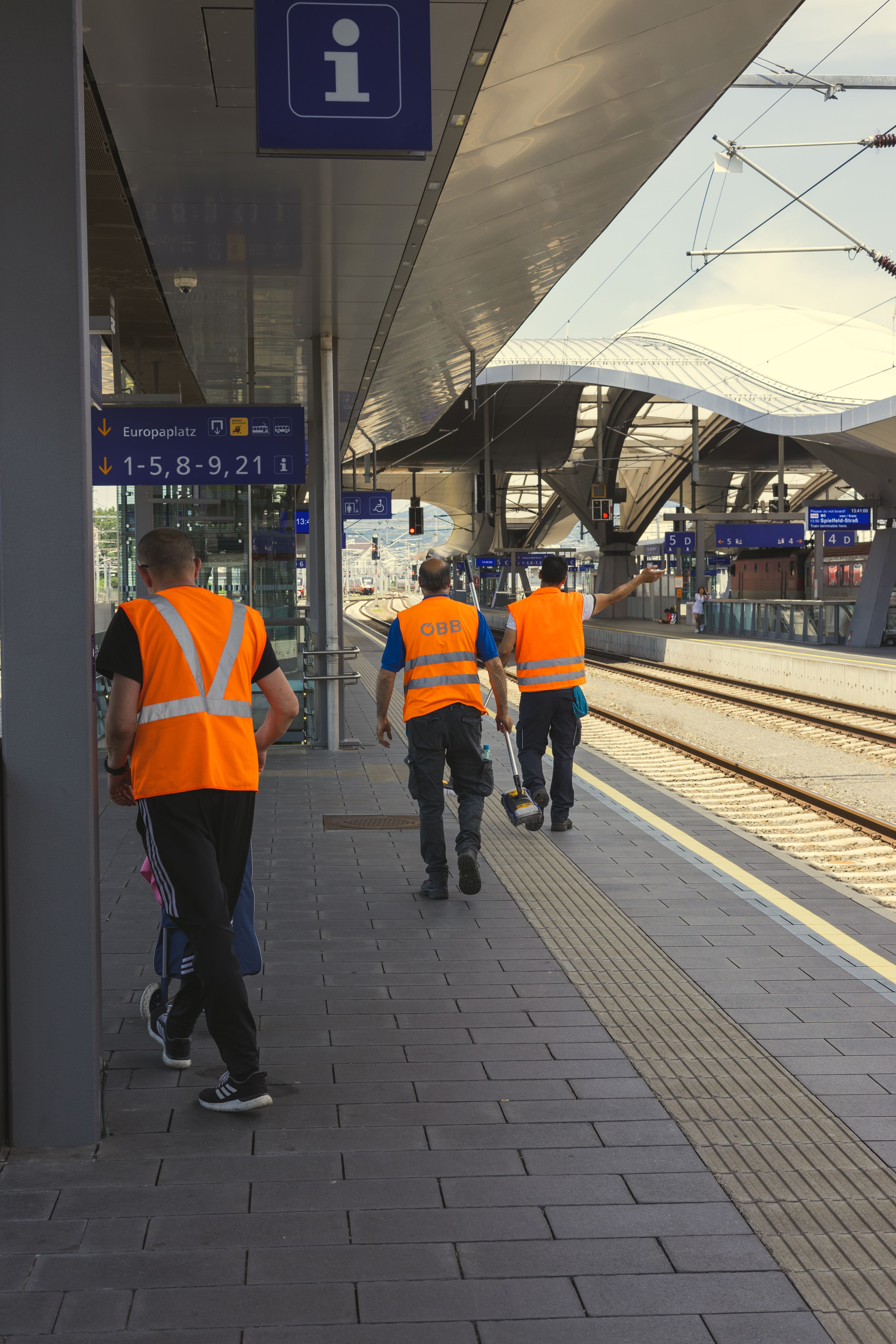 Grundreinigung eines Hartbodens mit Reinigungsmaschine